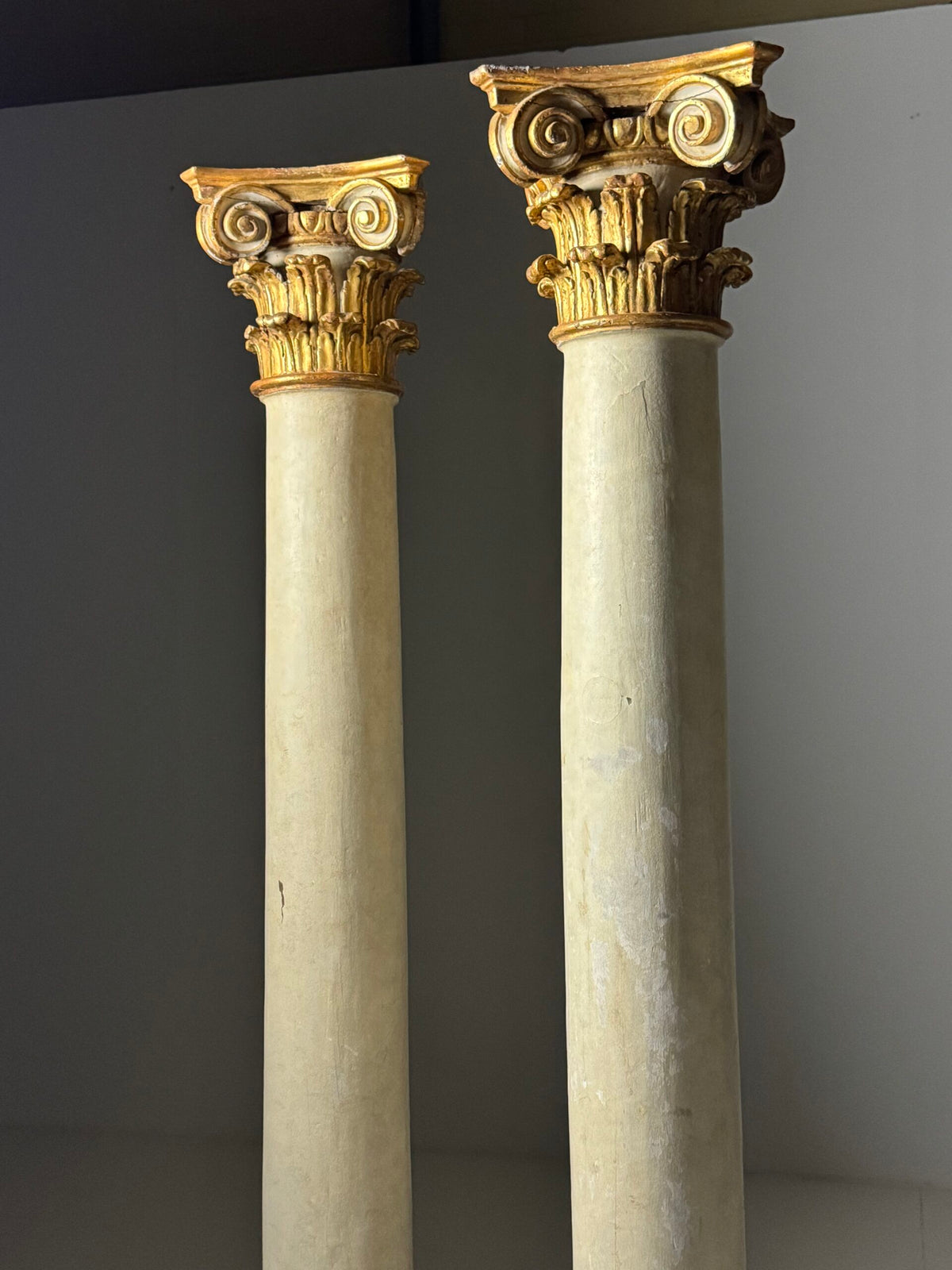 Pair of Large 18th Century Columns with Carved Gilt Capitals, photo 2