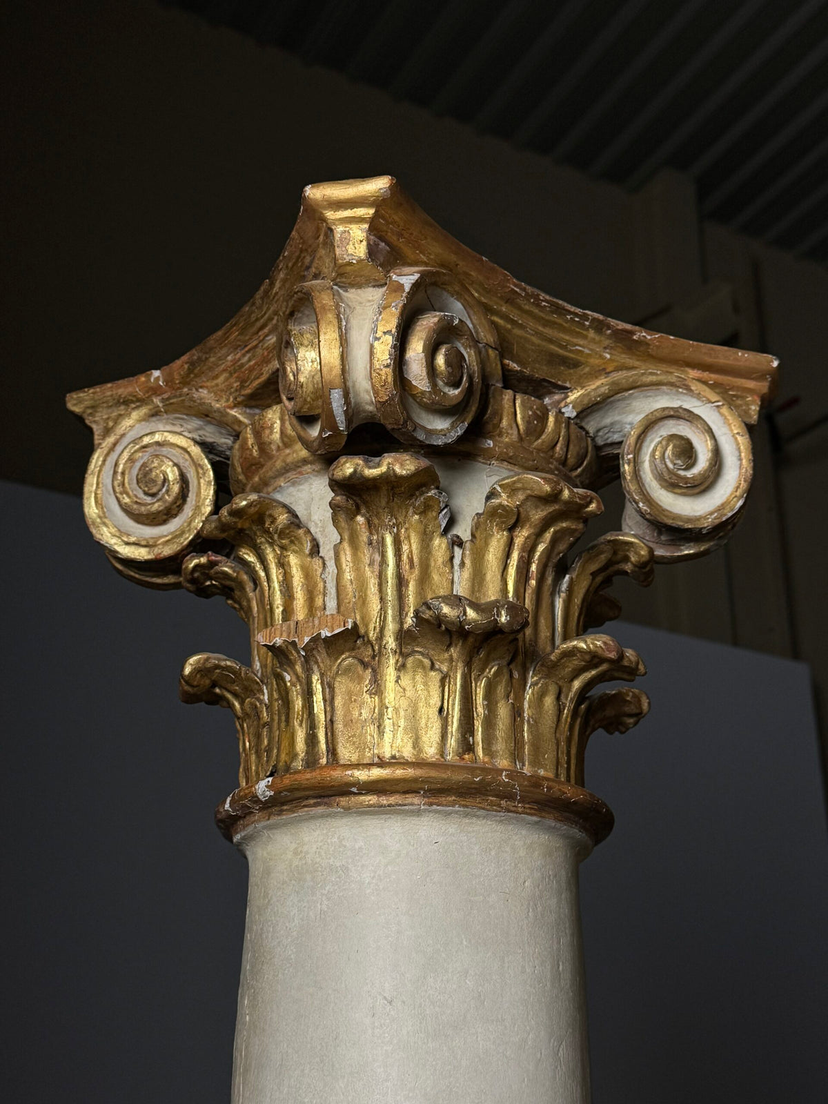 Pair of Large 18th Century Columns with Carved Gilt Capitals, photo 4