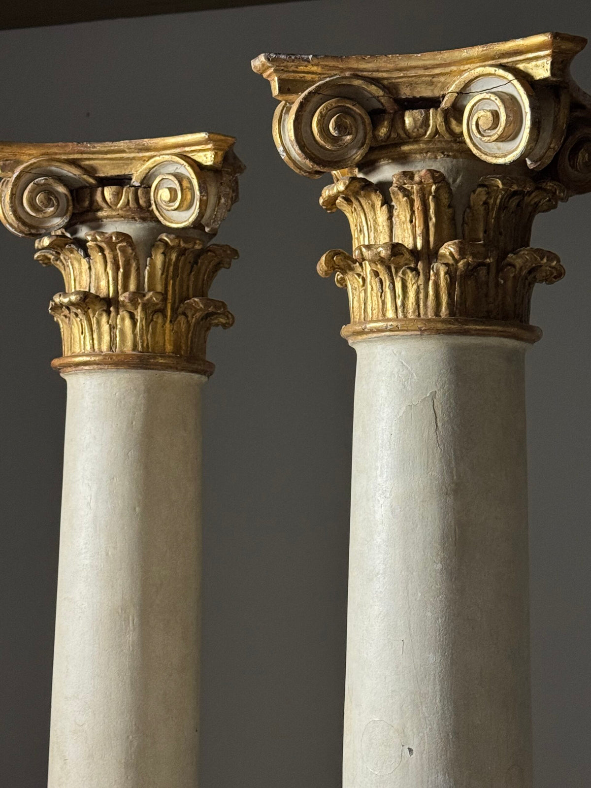 Pair of Large 18th Century Columns with Carved Gilt Capitals, photo 7