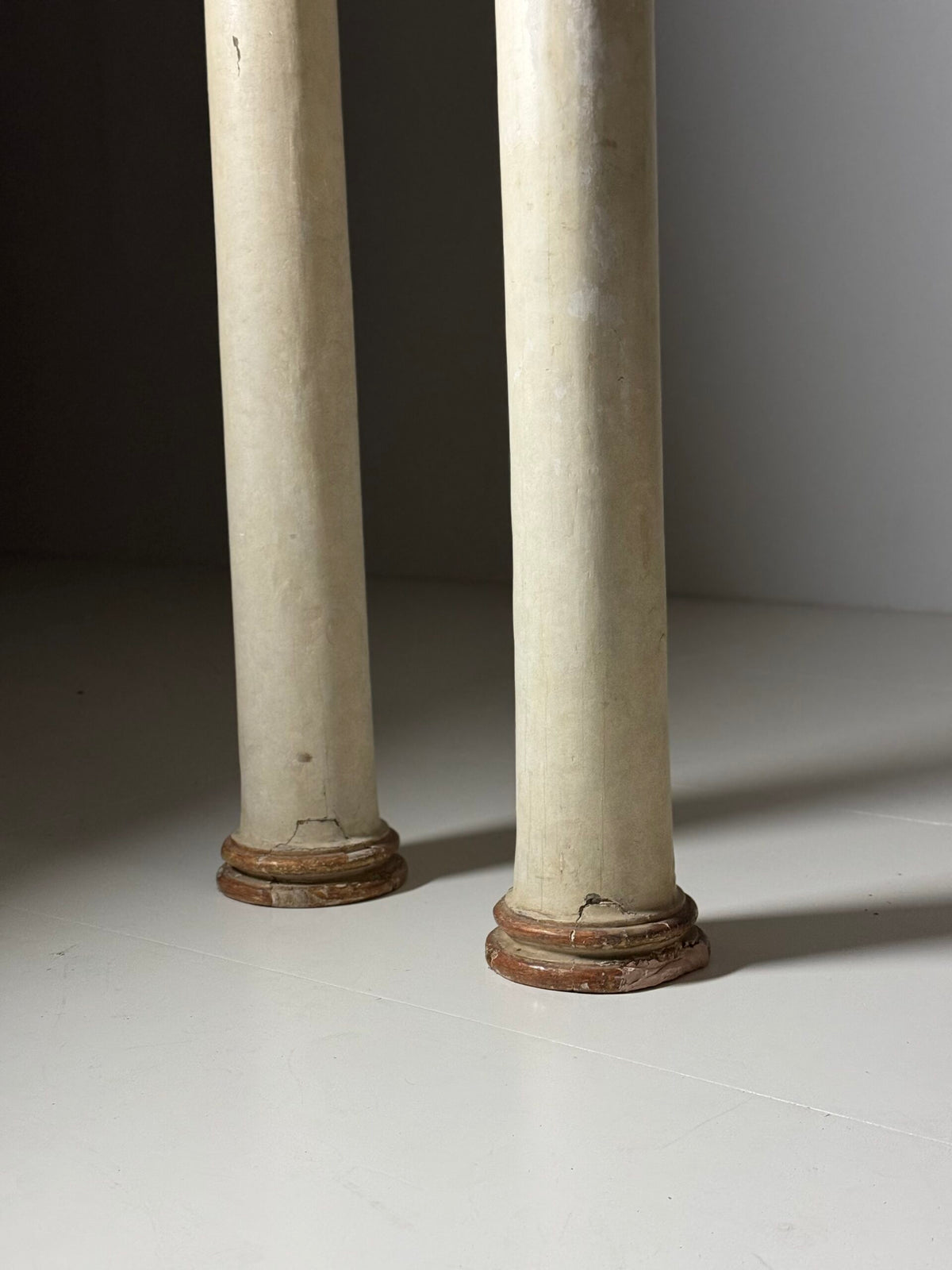 Pair of Large 18th Century Columns with Carved Gilt Capitals, photo 17