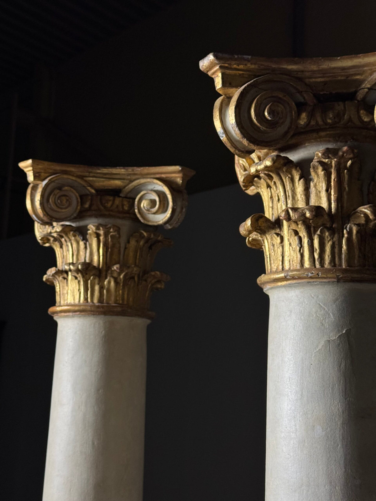 Pair of Large 18th Century Columns with Carved Gilt Capitals, photo 18