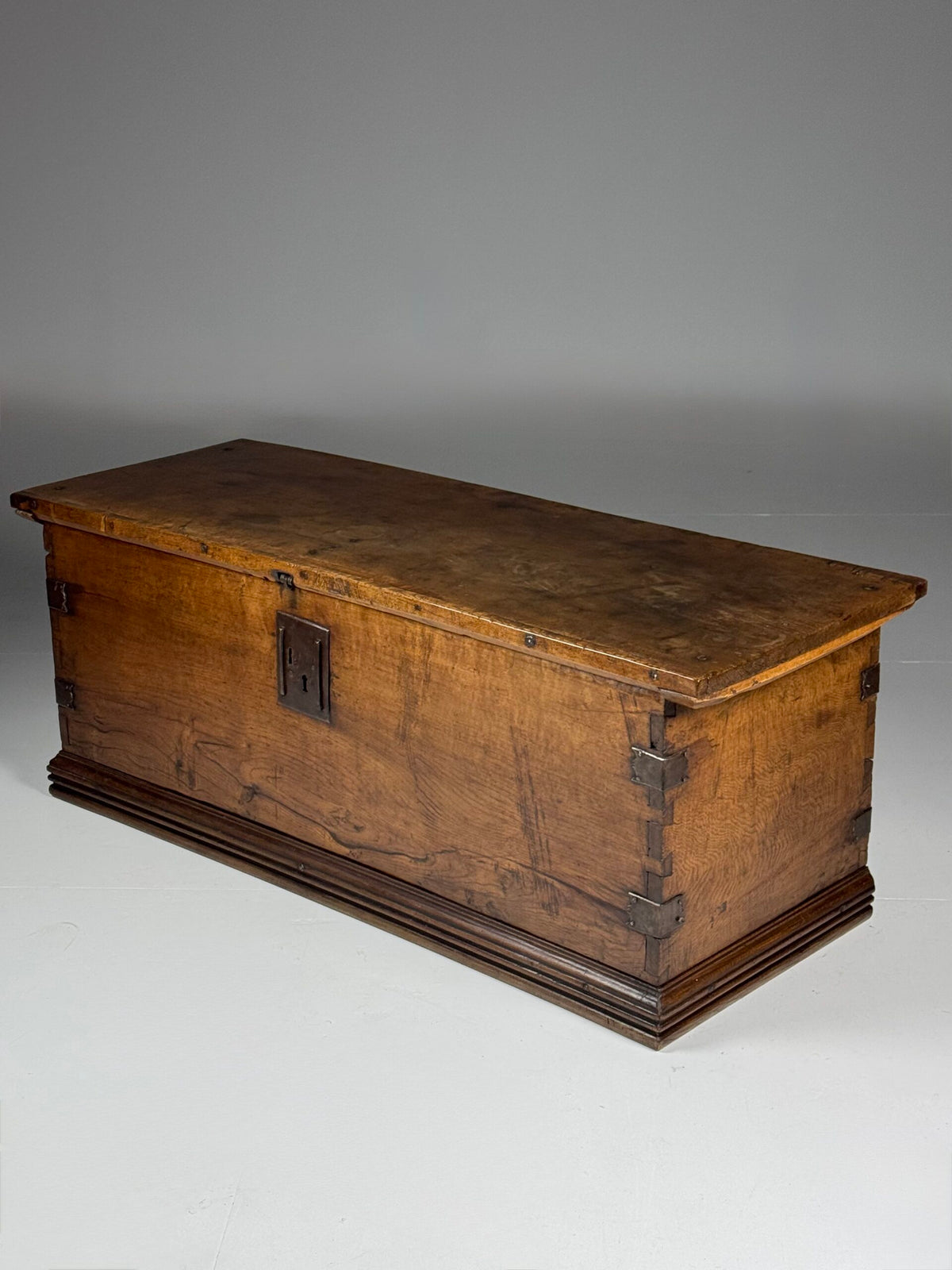 Large Spanish Walnut Chest, 18th Century, photo 1