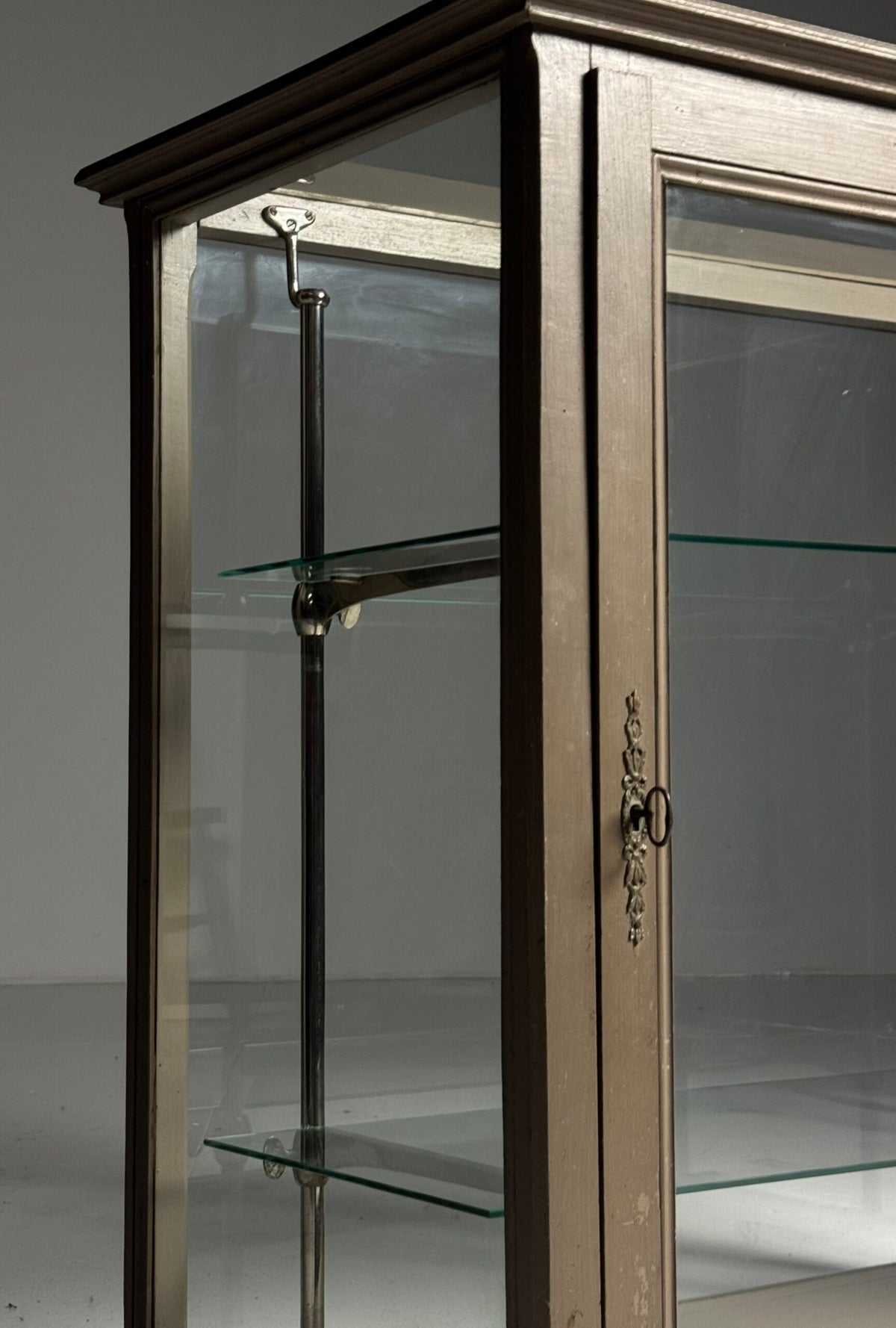 French Grey Painted Pine Display Cabinet, Early 20th Century, photo 2