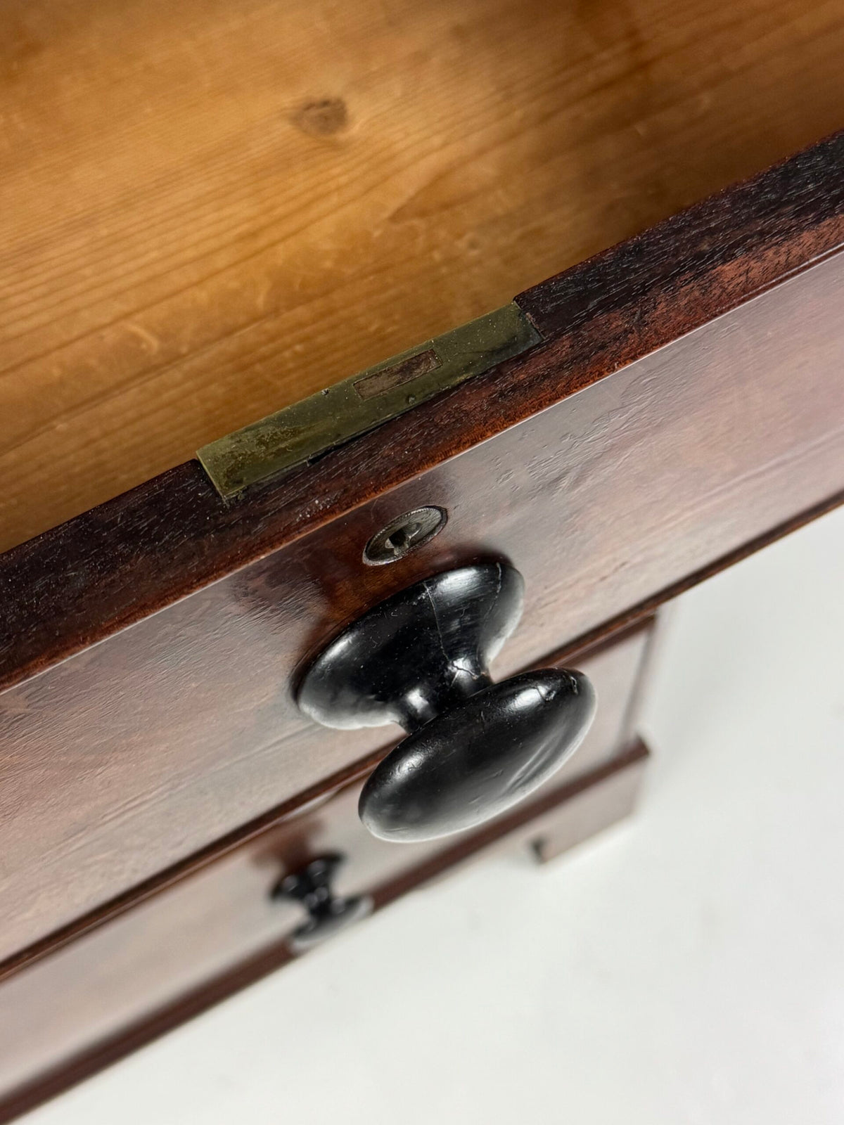 English Mahogany Veneer Chest of Drawers, Late 19th Century, photo 6