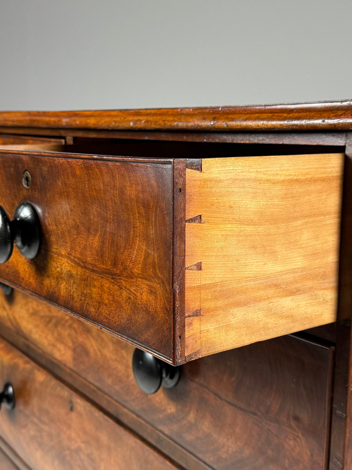 English Mahogany Veneer Chest of Drawers, Late 19th Century, photo 11