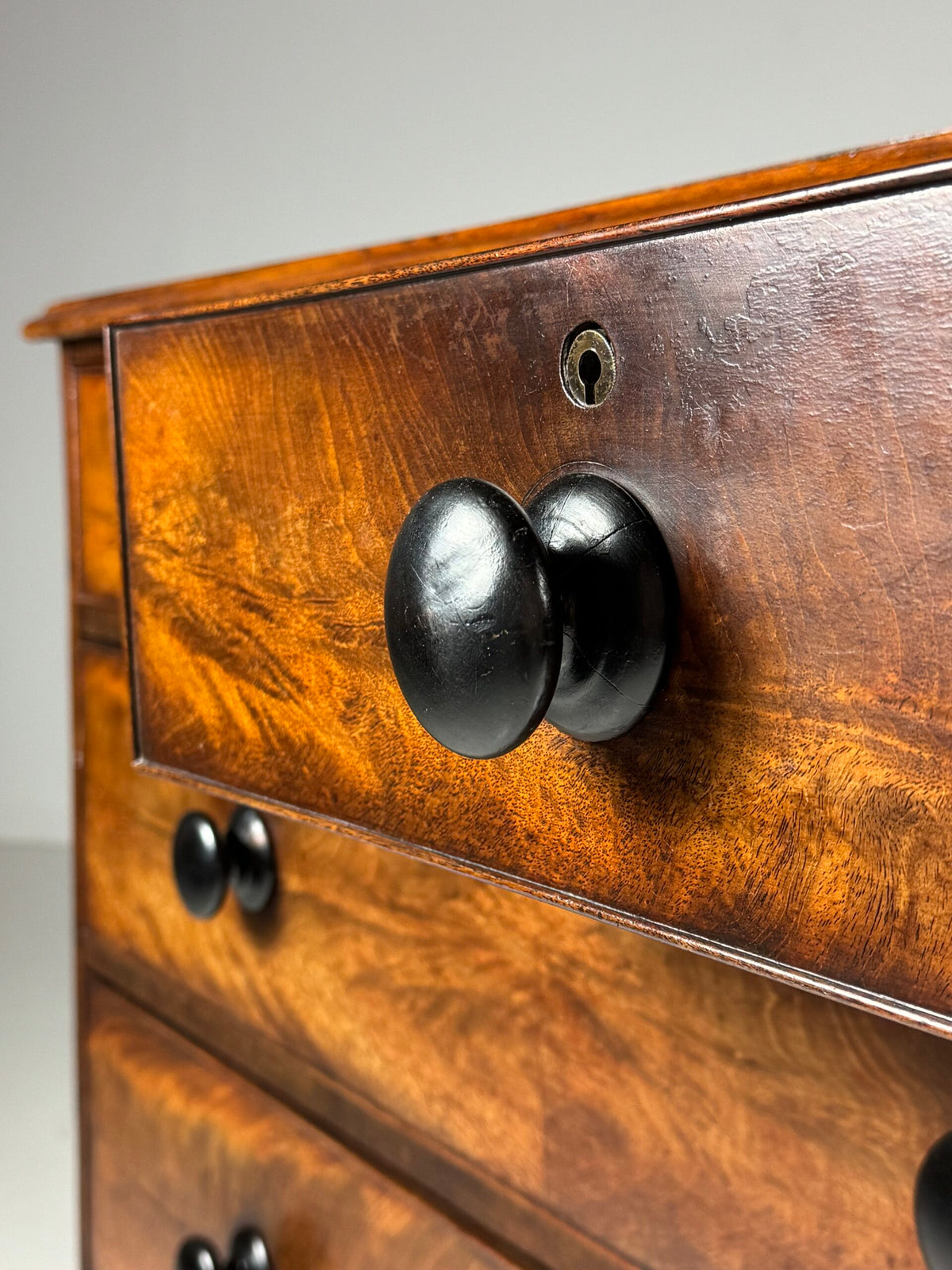 English Mahogany Veneer Chest of Drawers, Late 19th Century, photo 13