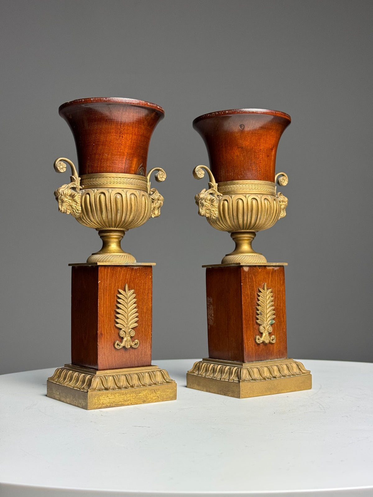 Pair of 19th Century Mahogany Vases with Gilt Bronze Ram's Heads, photo 1