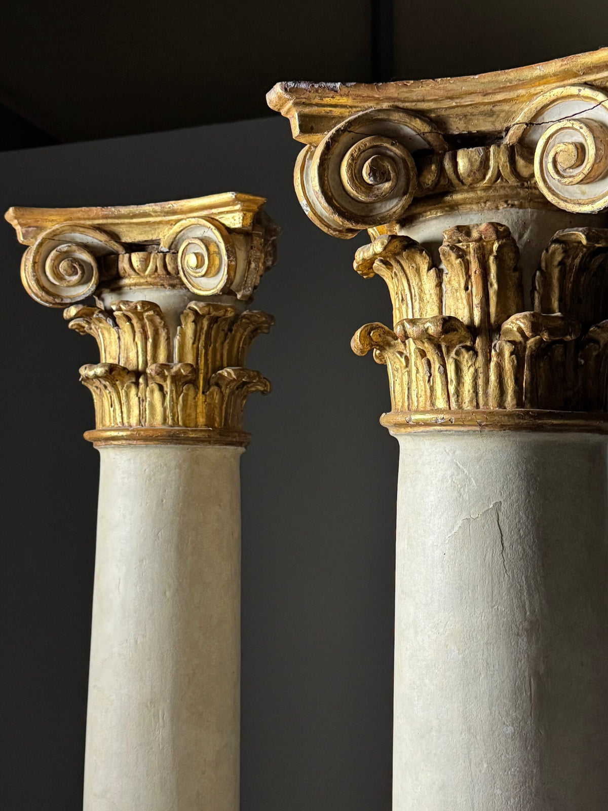 Pair of Large 18th Century Columns with Carved Gilt Capitals, photo 3