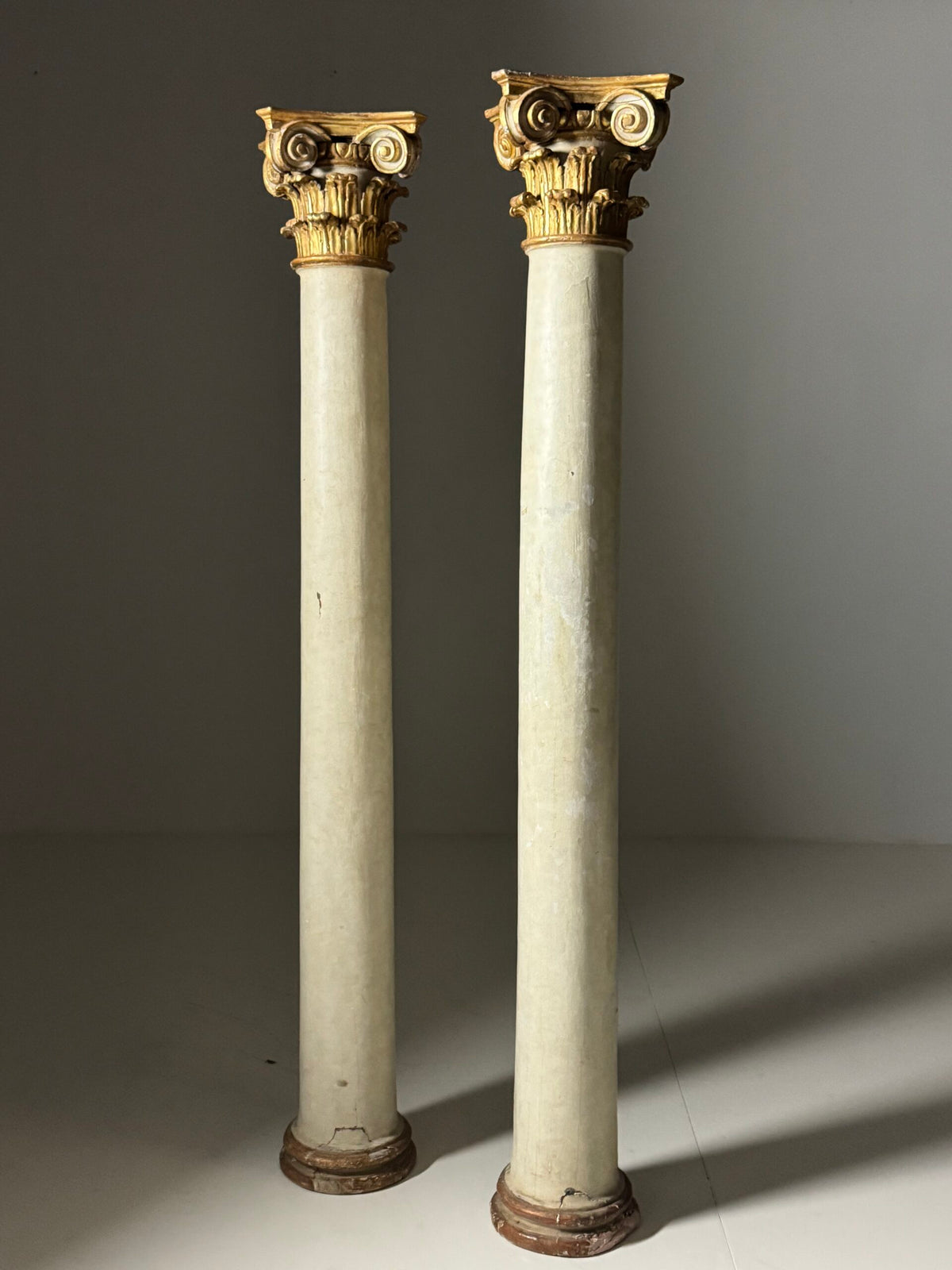 Pair of Large 18th Century Columns with Carved Gilt Capitals, photo 5