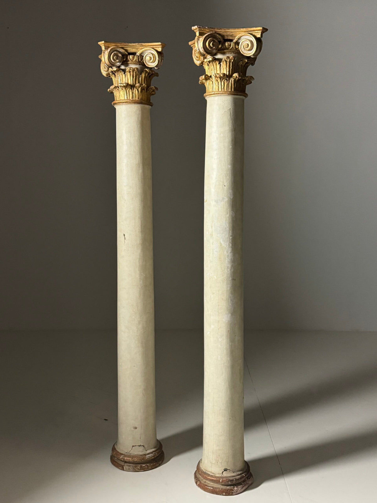 Pair of Large 18th Century Columns with Carved Gilt Capitals, photo 6