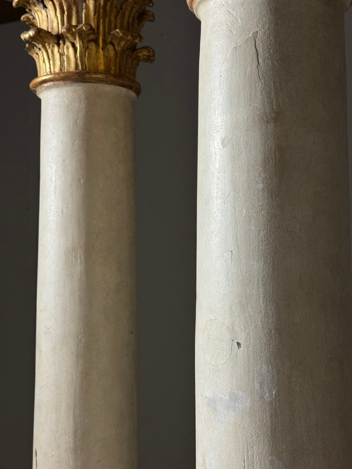 Pair of Large 18th Century Columns with Carved Gilt Capitals, photo 8