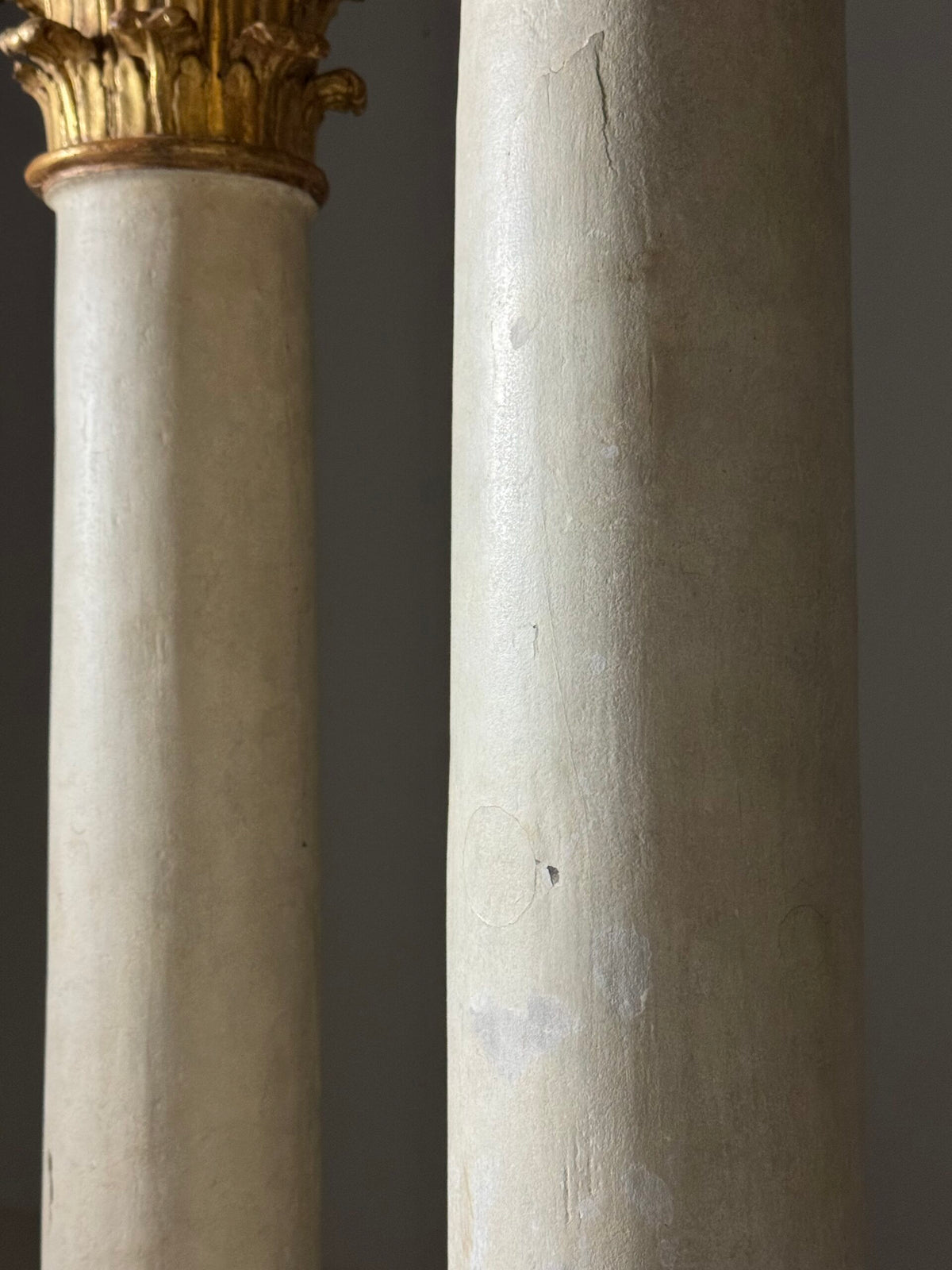 Pair of Large 18th Century Columns with Carved Gilt Capitals, photo 9
