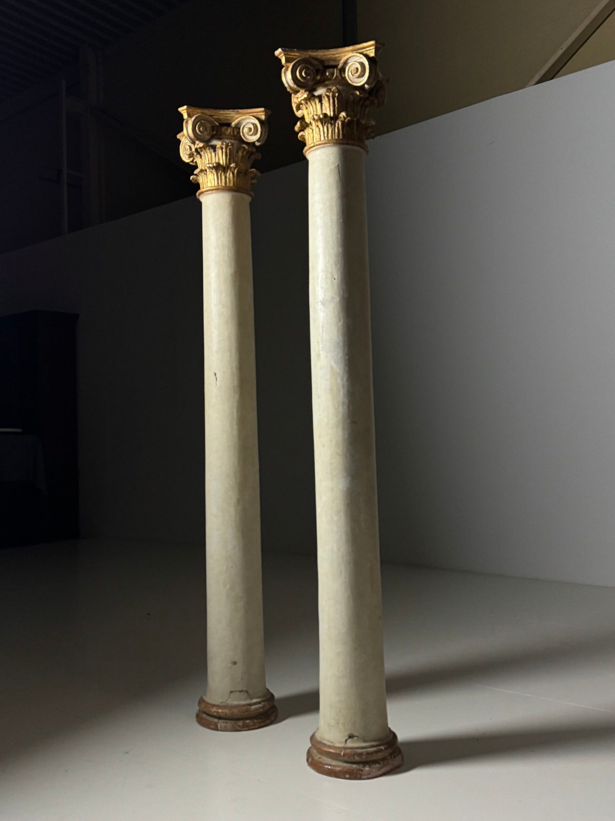 Pair of Large 18th Century Columns with Carved Gilt Capitals, photo 14