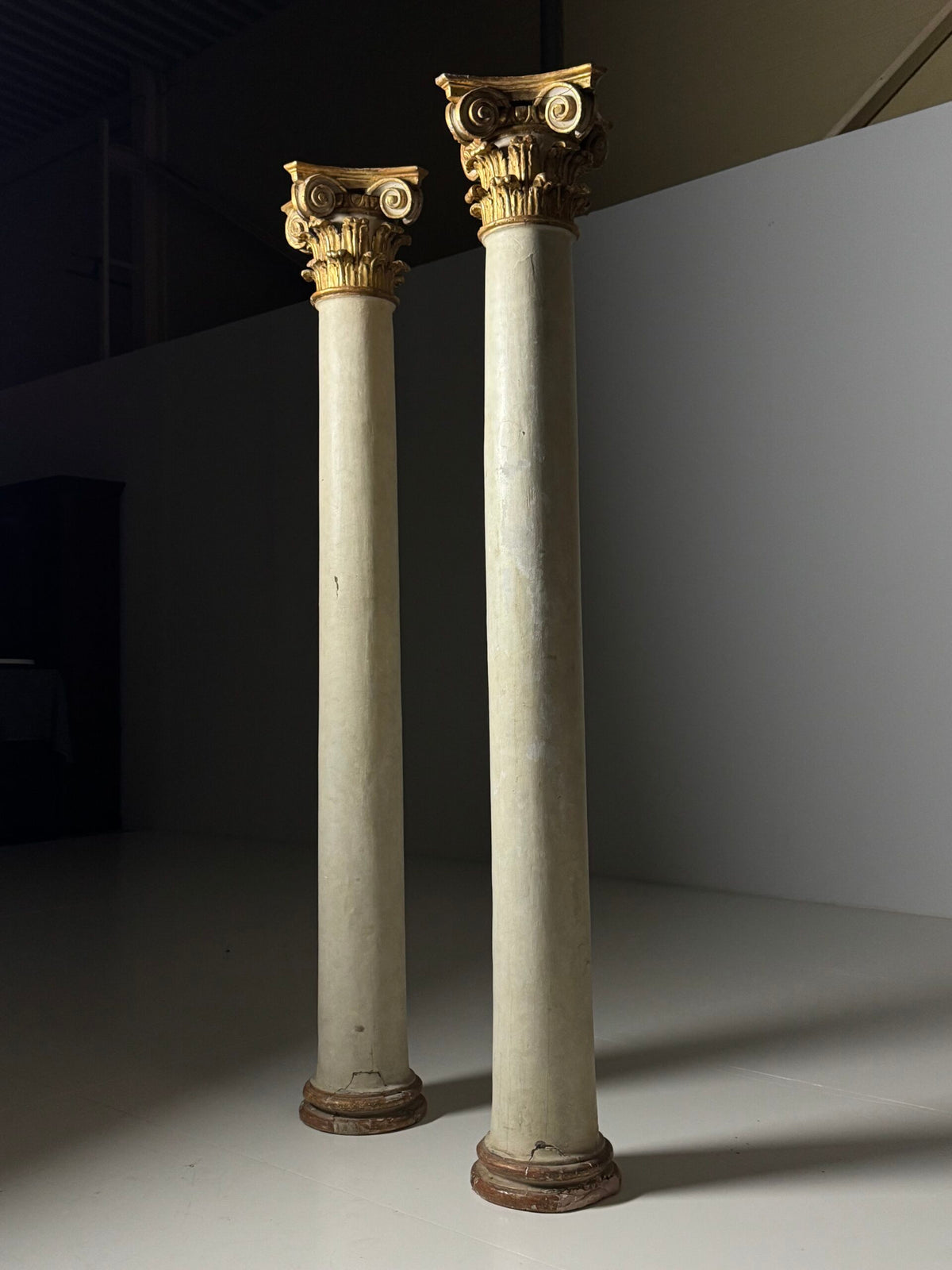 Pair of Large 18th Century Columns with Carved Gilt Capitals, photo 15