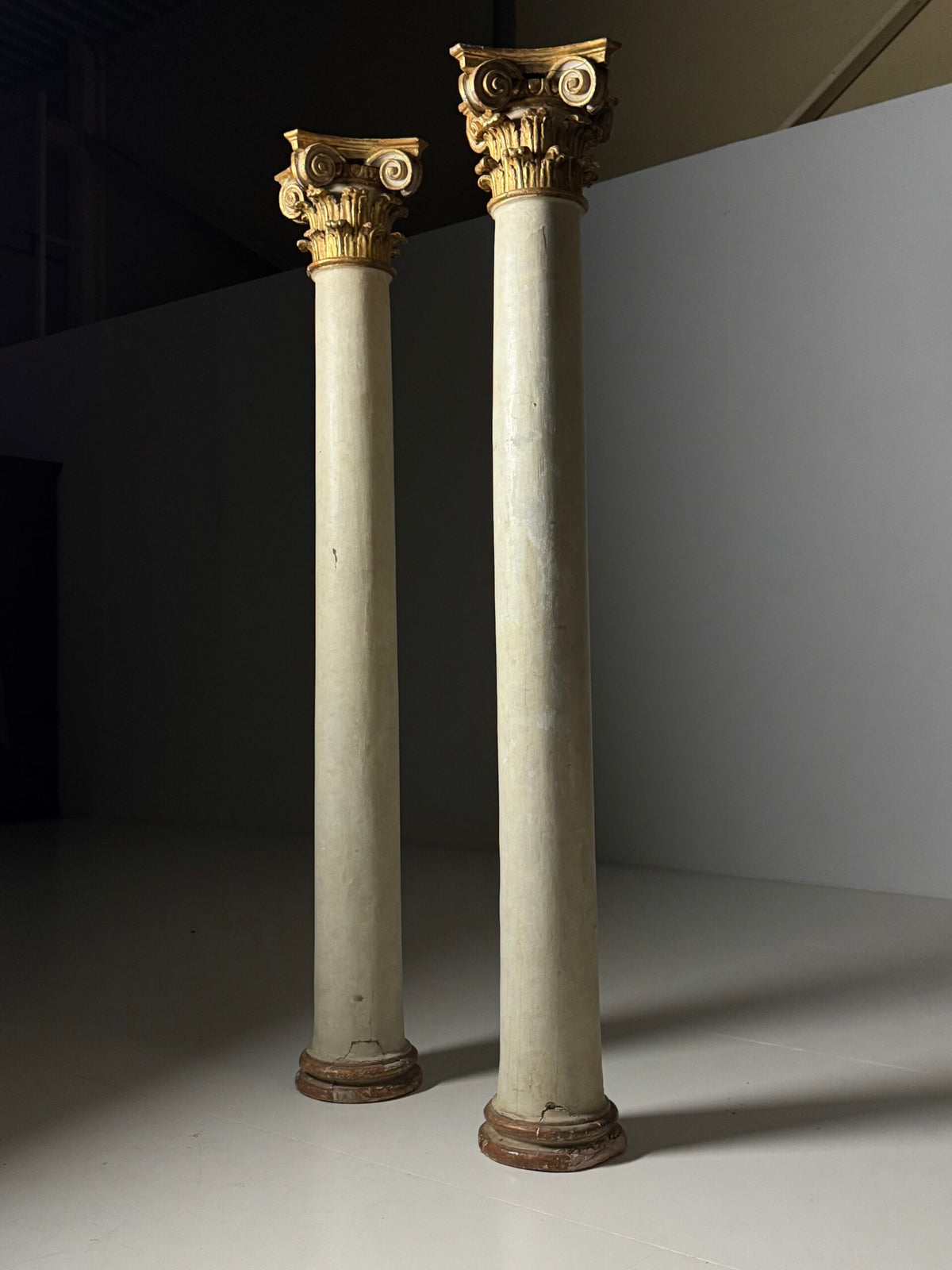 Pair of Large 18th Century Columns with Carved Gilt Capitals, photo 16