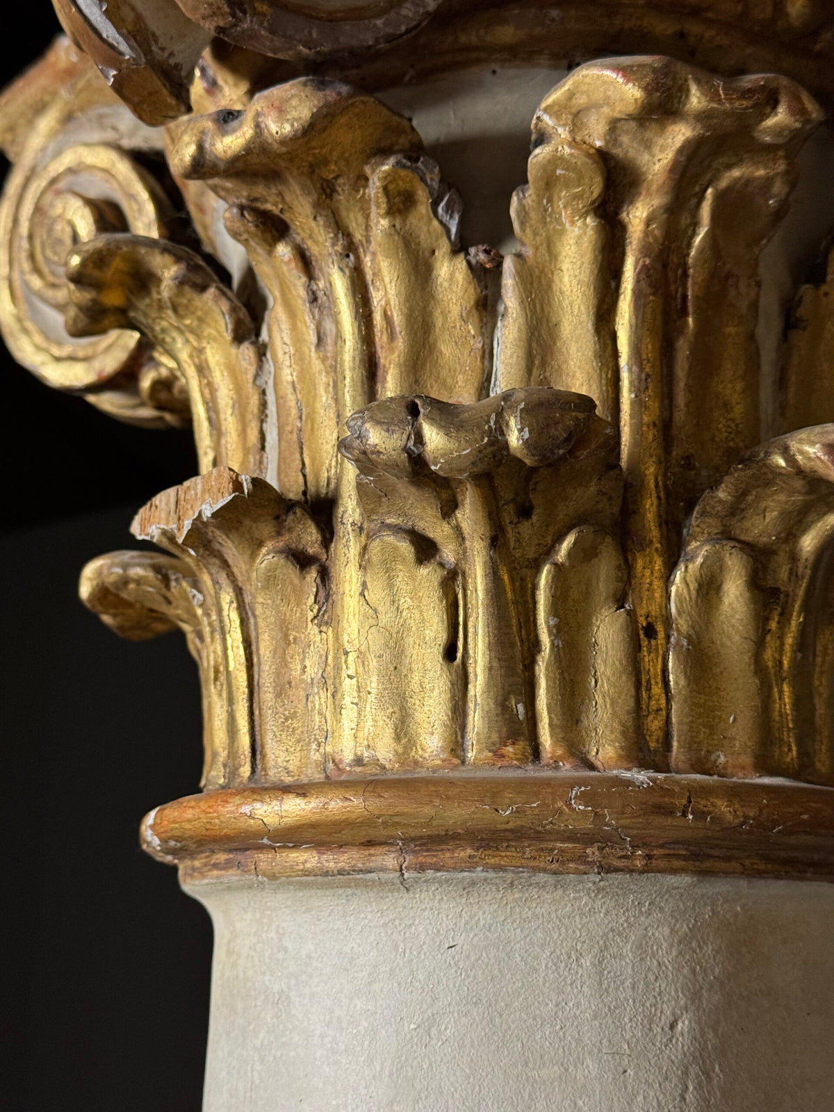 Pair of Large 18th Century Columns with Carved Gilt Capitals, photo 20