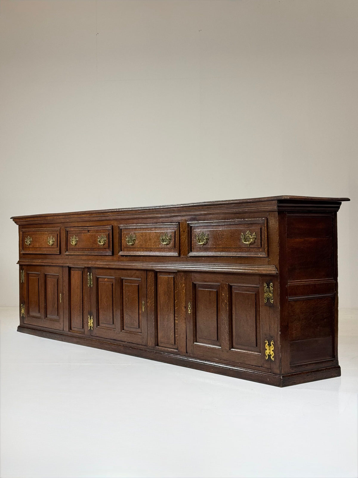Extra Long English Oak Dresser, c. 1720, 302 cm, photo 1