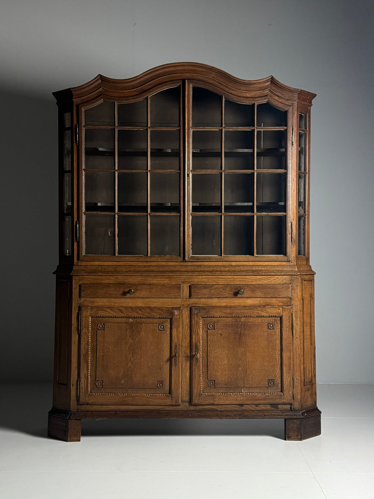 Belgian Oak Display Cabinet from Liege, 18th Century, photo 1