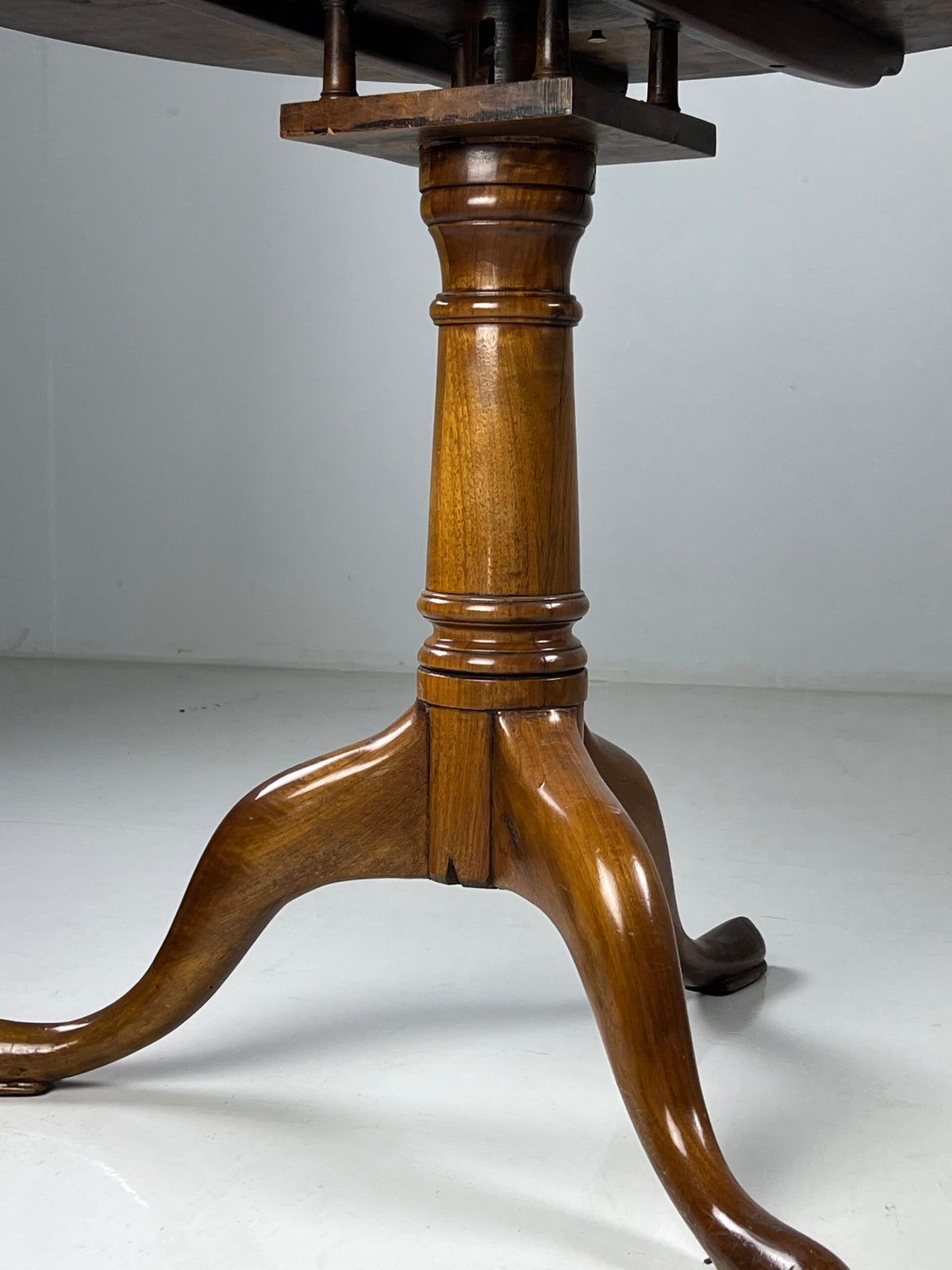 English Tilt Top Side Table, photo 2