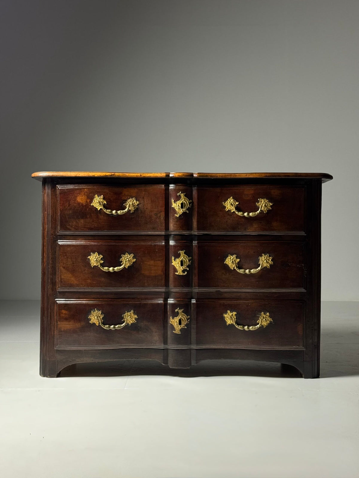 Large French Louis XV Walnut Commode, 18th Century, photo 1