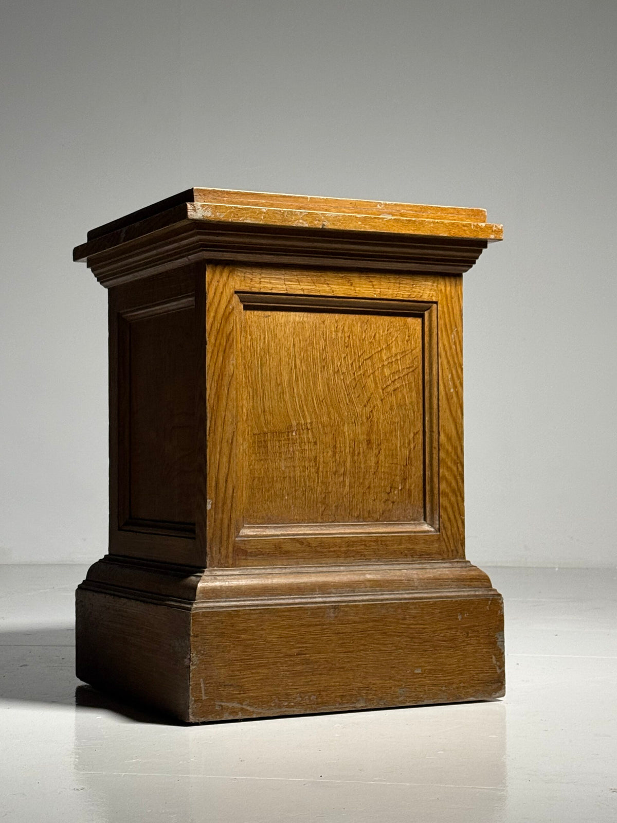 Classic Wooden Column Pedestal Painted Faux Bois Oak, 20th Century, photo 1