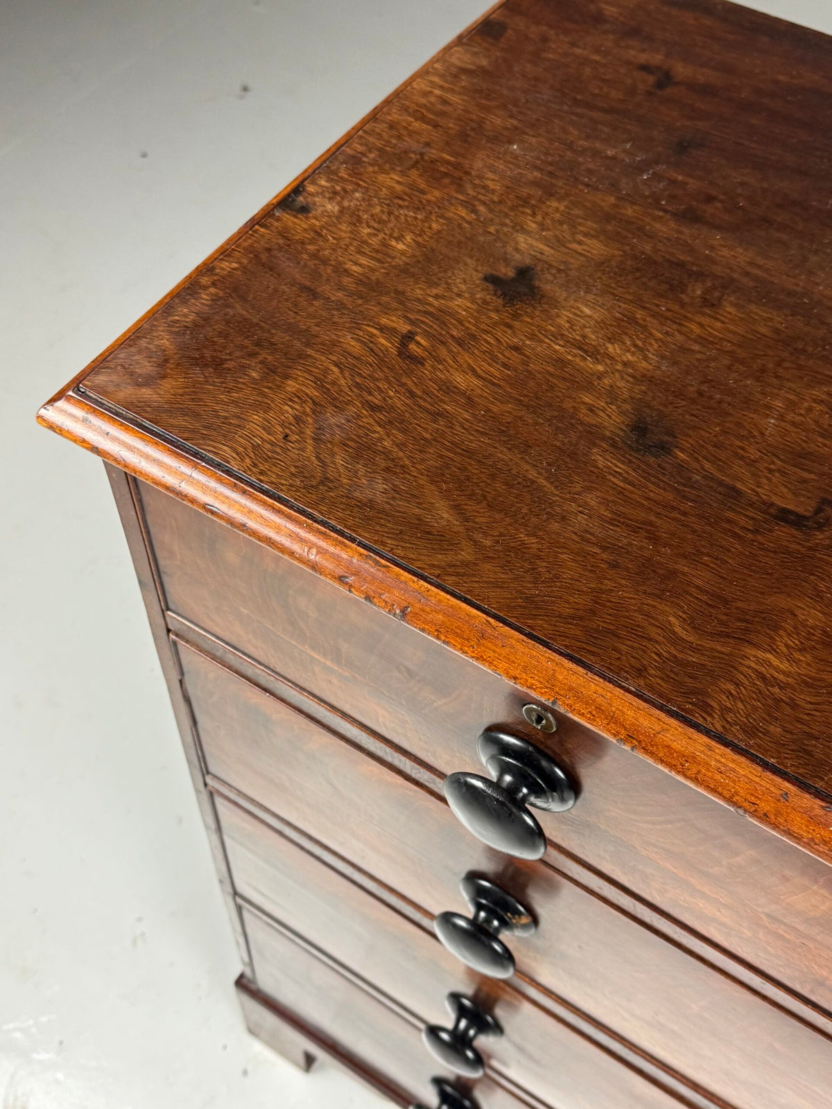 English Mahogany Veneer Chest of Drawers, Late 19th Century, photo 4