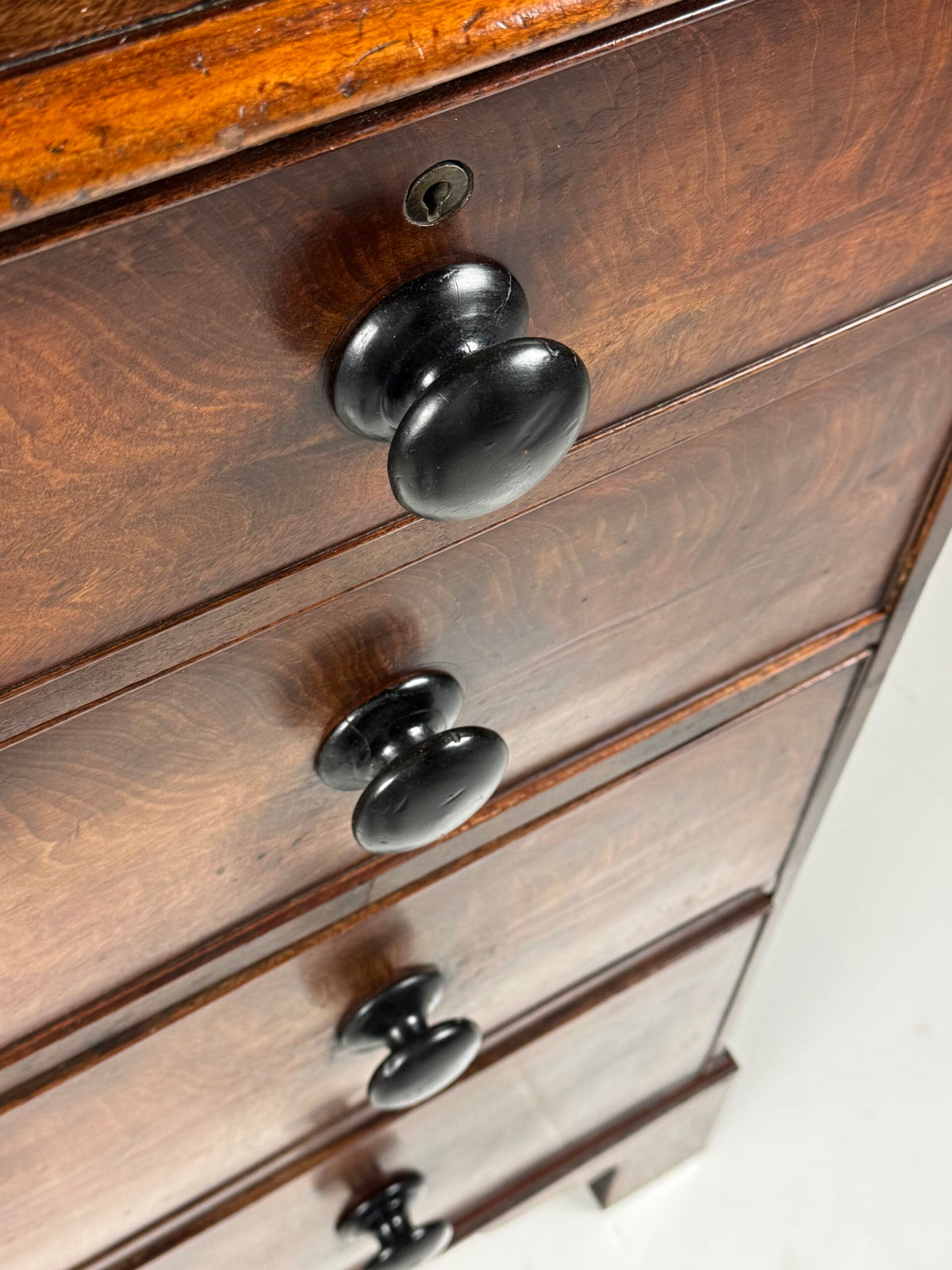 English Mahogany Veneer Chest of Drawers, Late 19th Century, photo 5