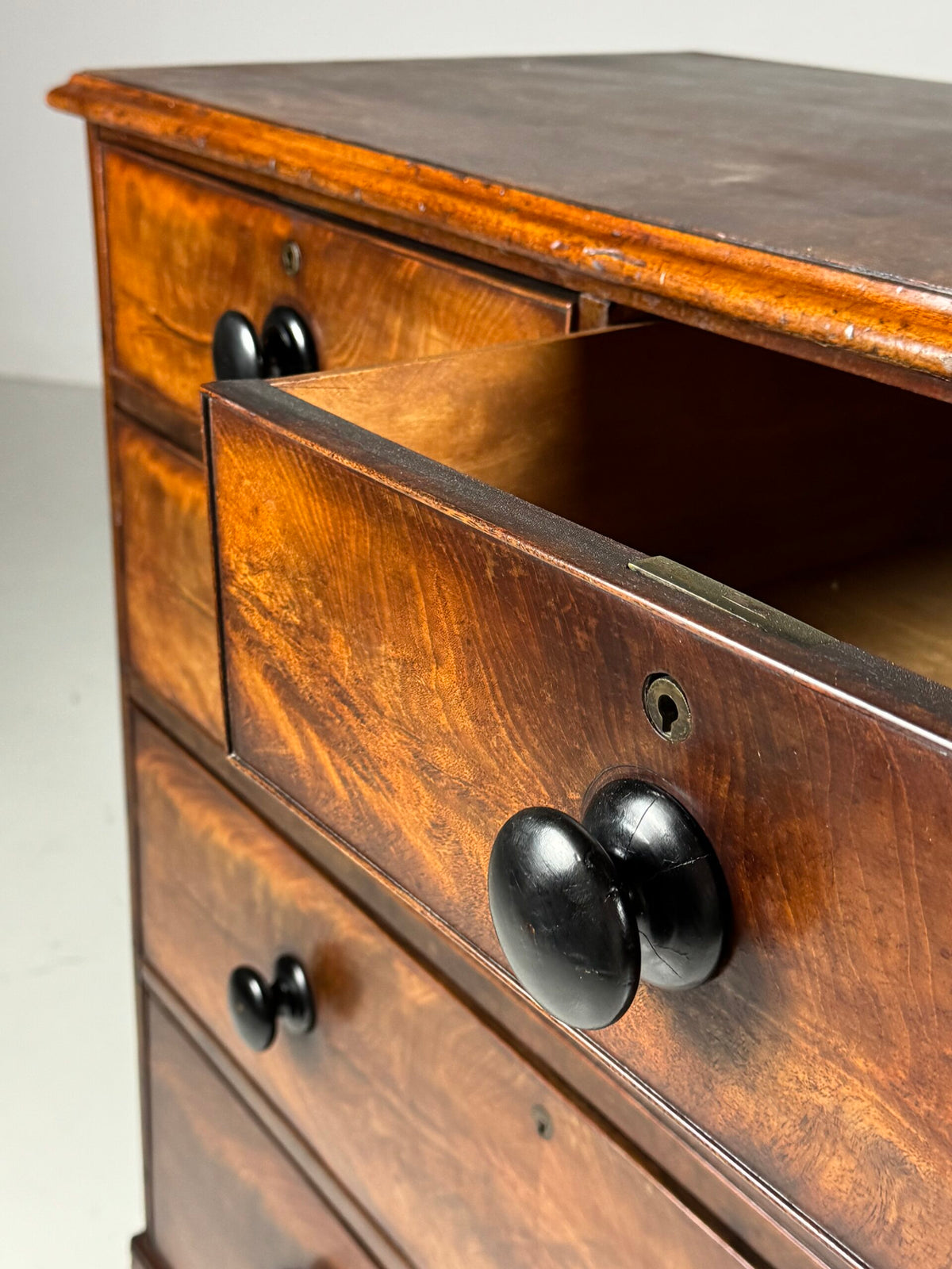 English Mahogany Veneer Chest of Drawers, Late 19th Century, photo 14